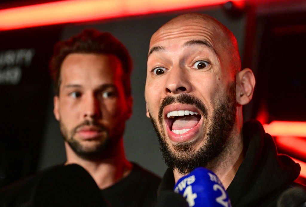 Los hermanos Tate han sido acusados de violación y trata de seres humanos en Rumanía y el Reino Unido, acusaciones que ambos niegan