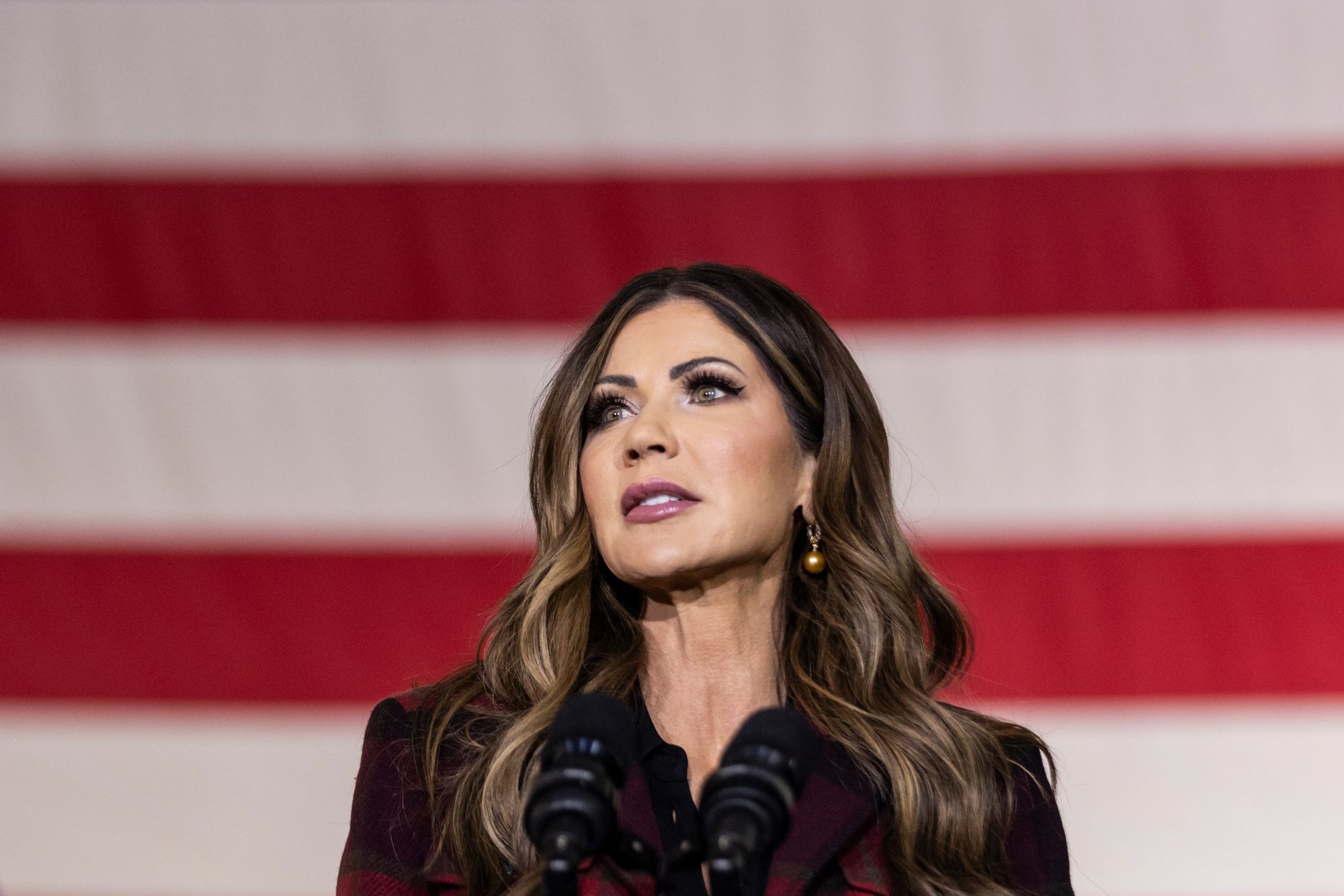 La secretaria del Departamento de Seguridad Nacional de Estados Unidos, Kristi Noem —conocida popularmente como “la Barbie del ICE”— también ha sido descrita como alguien que luce el característico “rostro Mar-a-Lago”