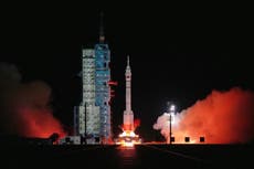 China lanza la nave espacial Shenzhou-2 tripulada por tres astronautas y cuatro ratones
