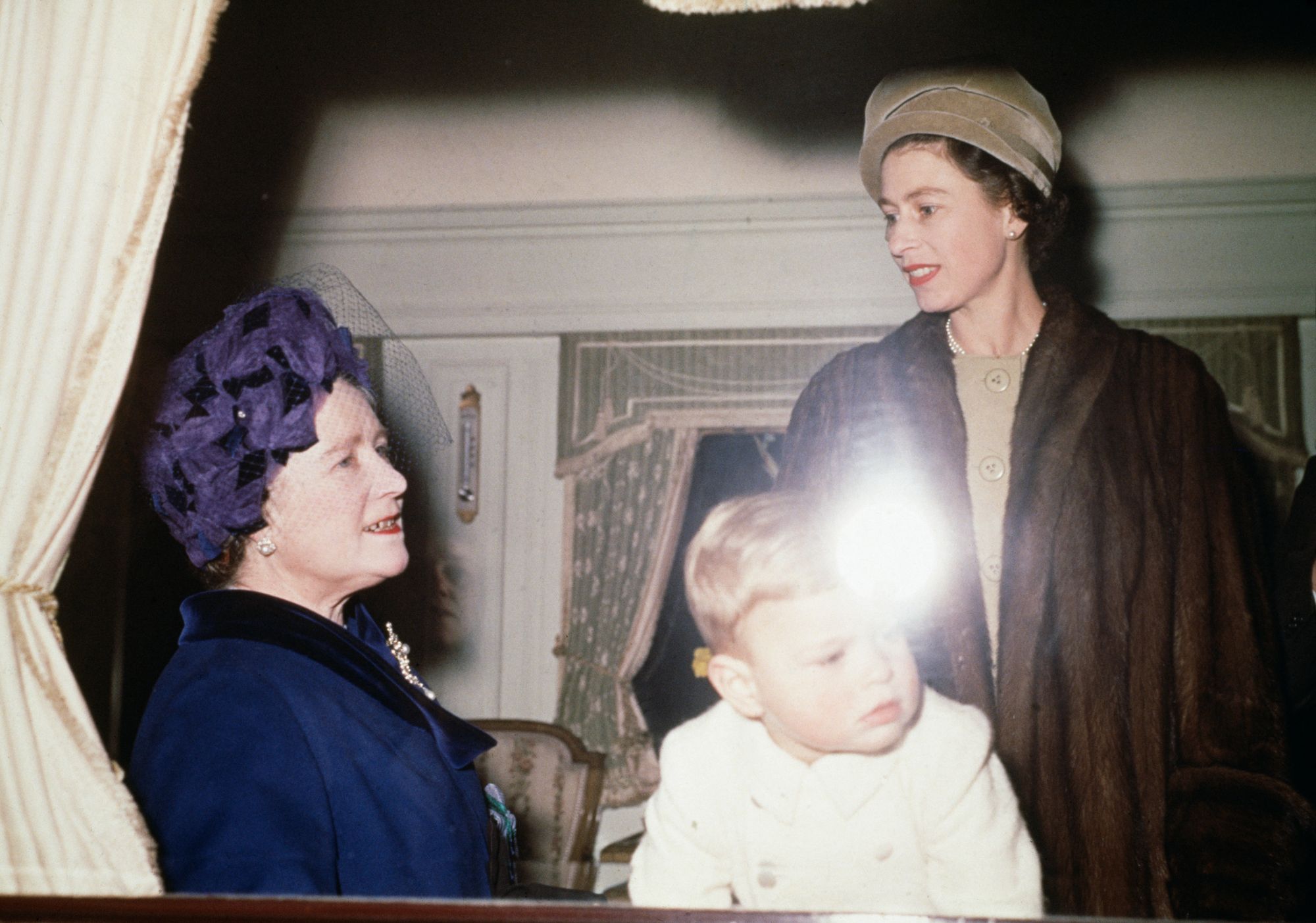 El príncipe Andrés, la reina Isabel II y la reina madre a bordo del tren real de camino a Sandringham House en Norfolk para Navidad, el 21 de diciembre de 1961