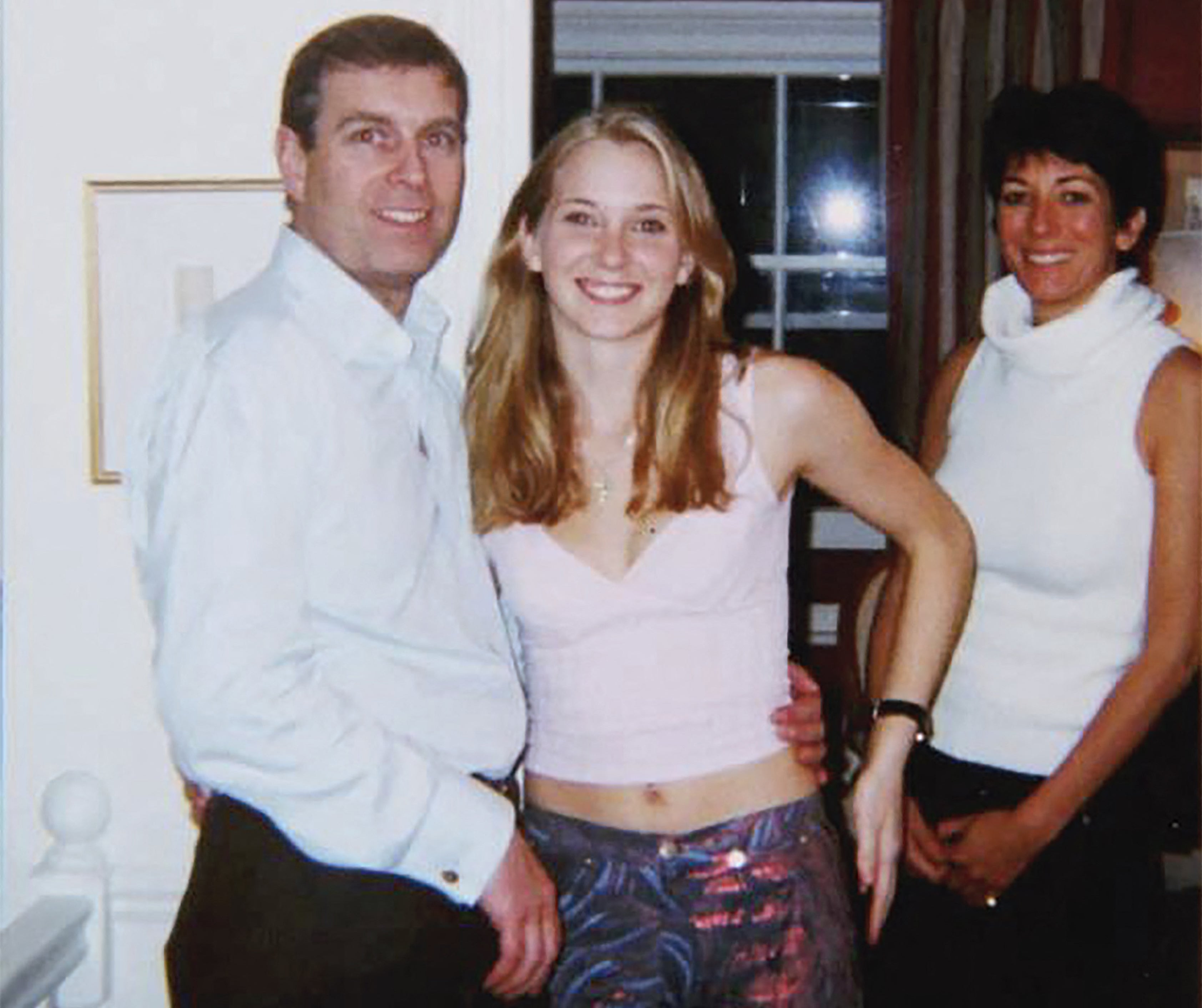 Andrew, Virginia Giuffre y Ghislaine Maxwell en la casa de Maxwell en Belgravia, Londres, en marzo de 2001