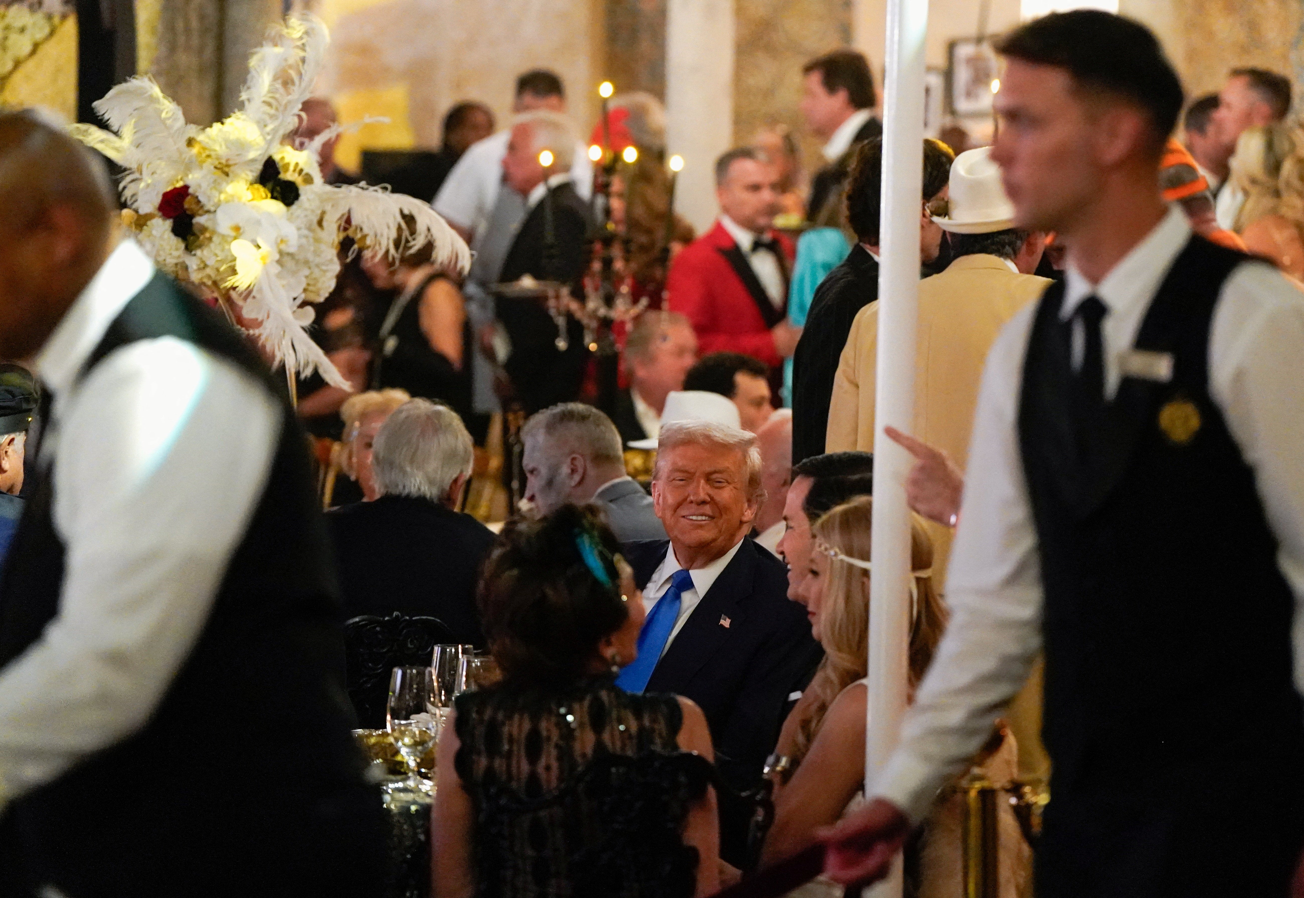 El presidente Donald Trump ha sido criticado por asistir a una lujosa fiesta de Halloween en Mar-a-Lago con temática de 'El gran Gatsby' horas antes de que un programa vital de asistencia alimentaria del que dependen millones de estadounidenses estuviera a punto de caducar