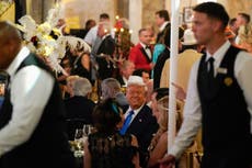 Critican a Trump por celebrar Halloween mientras programa crítico pierde financiación