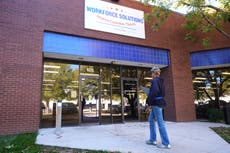 Trabajadores federales en licencia enfrentan obstáculos para conseguir ayuda por desempleo