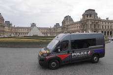 Dos nuevos sospechosos enfrentan cargos preliminares por robo en el Louvre