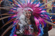 Celebraciones del Día de Muertos unen a comunidades hispanas en EEUU pese a temor por redadas