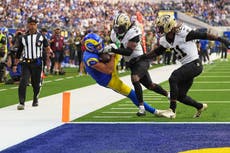 Stafford lanza dos de sus cuatro pases de TD a Davante Adams en triunfo de Rams 34-10 sobre Saints