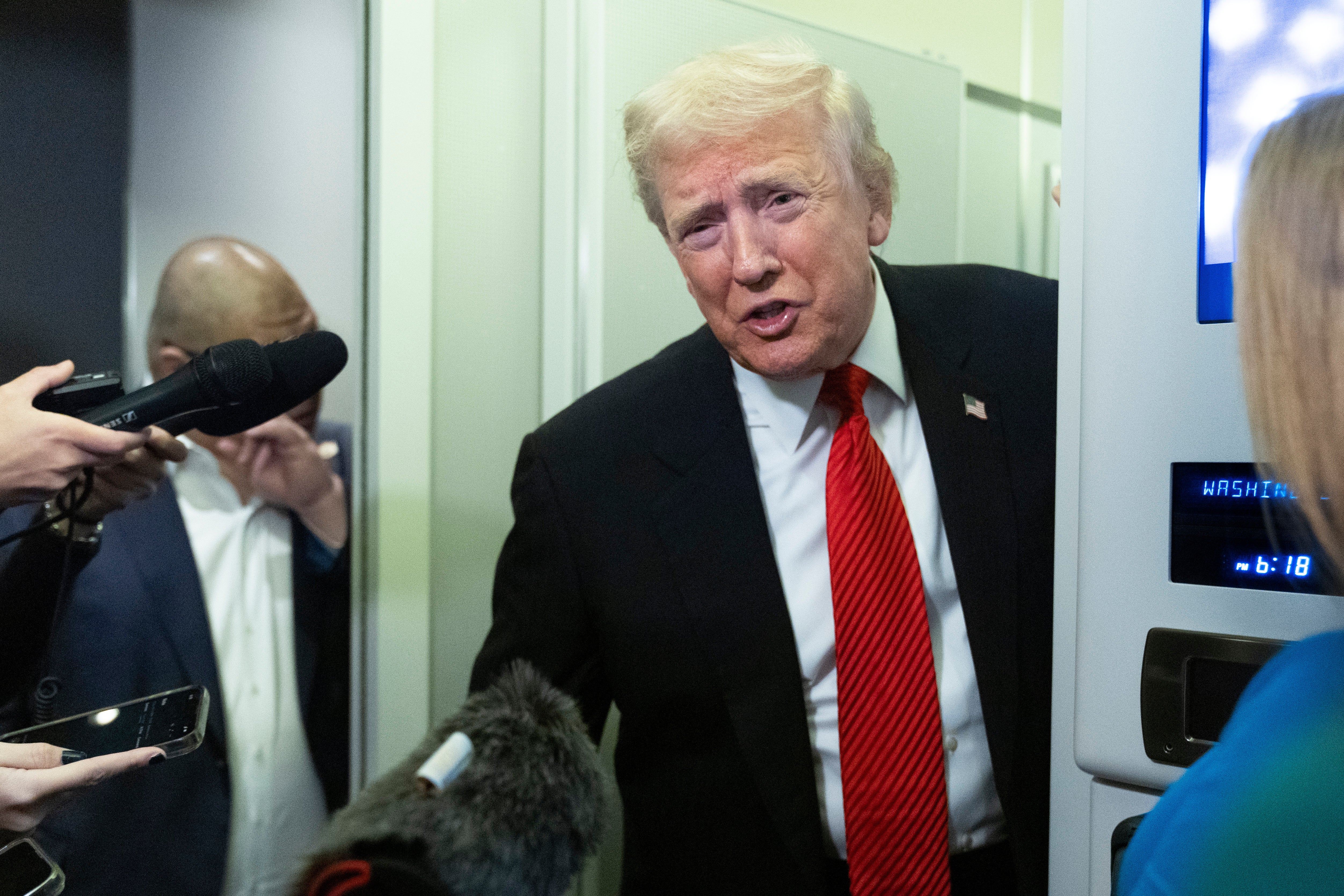 Donald Trump dijo a la prensa que la pérdida de títulos de Andrés Mountbatten-Windsor es una “situación trágica”