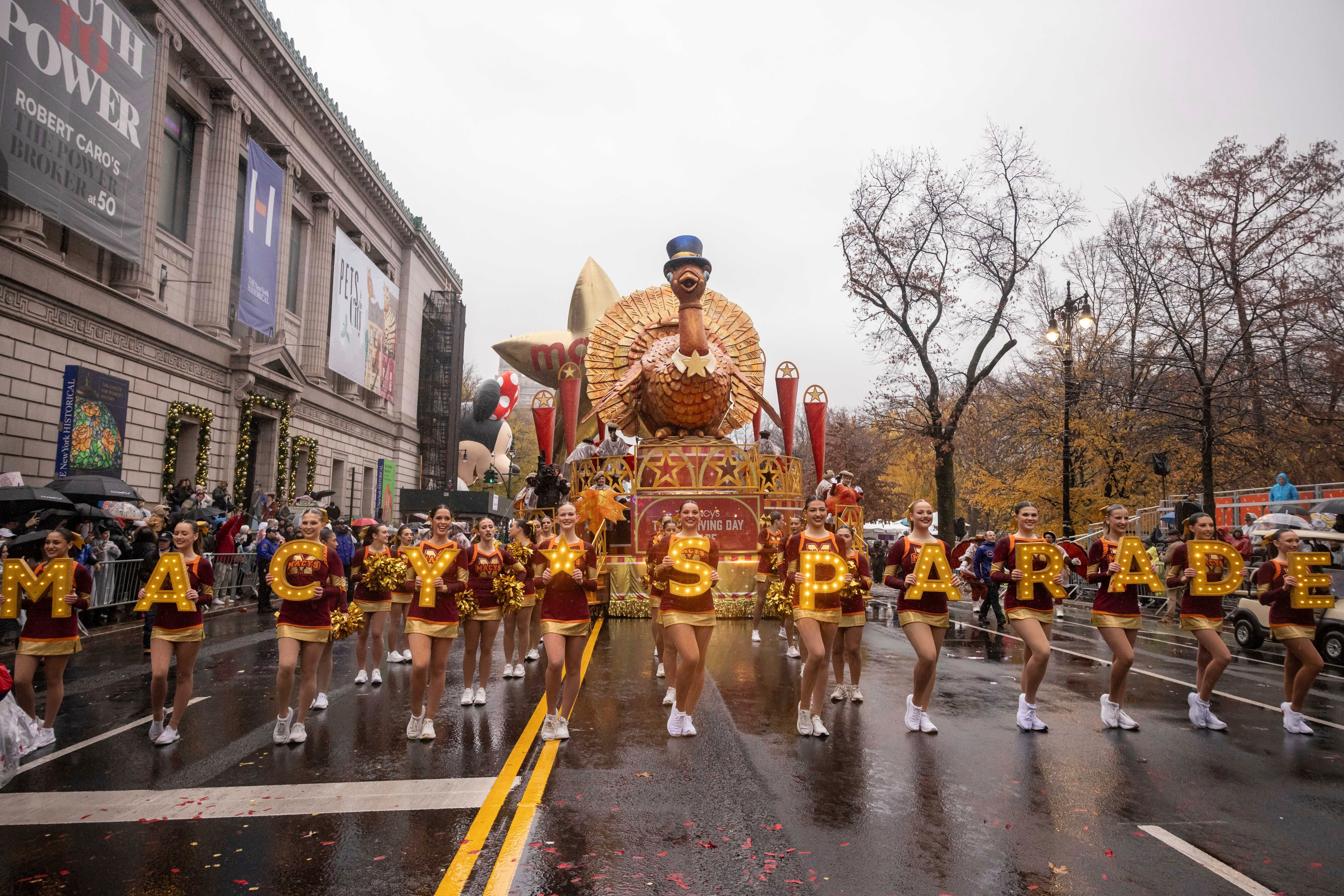 Una gigantesca carroza con un pavo peregrino es un elemento fijo en el desfile anual de Acción de Gracias de Macy's en Nueva York, EE. UU.
