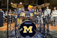Baterista de Red Hot Chili Peppers, Chad Smith, da beca a estudiantes
