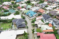 Un tifón deja al menos dos muertos en Filipinas, atrapa a personas en tejados e inunda autos