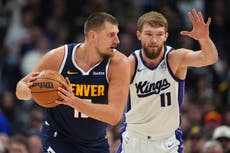 Jokic anota 34 puntos, su máximo de la temporada, y lidera a Nuggets en triunfo 130-124 sobre Kings