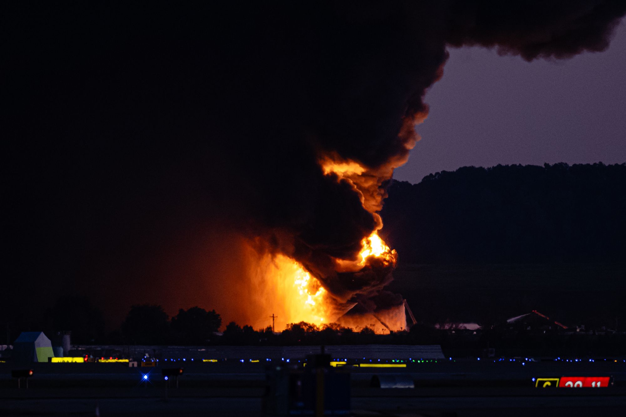 Un avión de UPS se estrelló el martes por la noche cerca del aeropuerto internacional de Louisville, causó al menos nueve muertos y dejó una columna de humo negro y fuego en el cielo