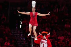 Equilibrista Red Panda regresa a la NBA, 4 meses después de fracturarse la muñeca en una caída