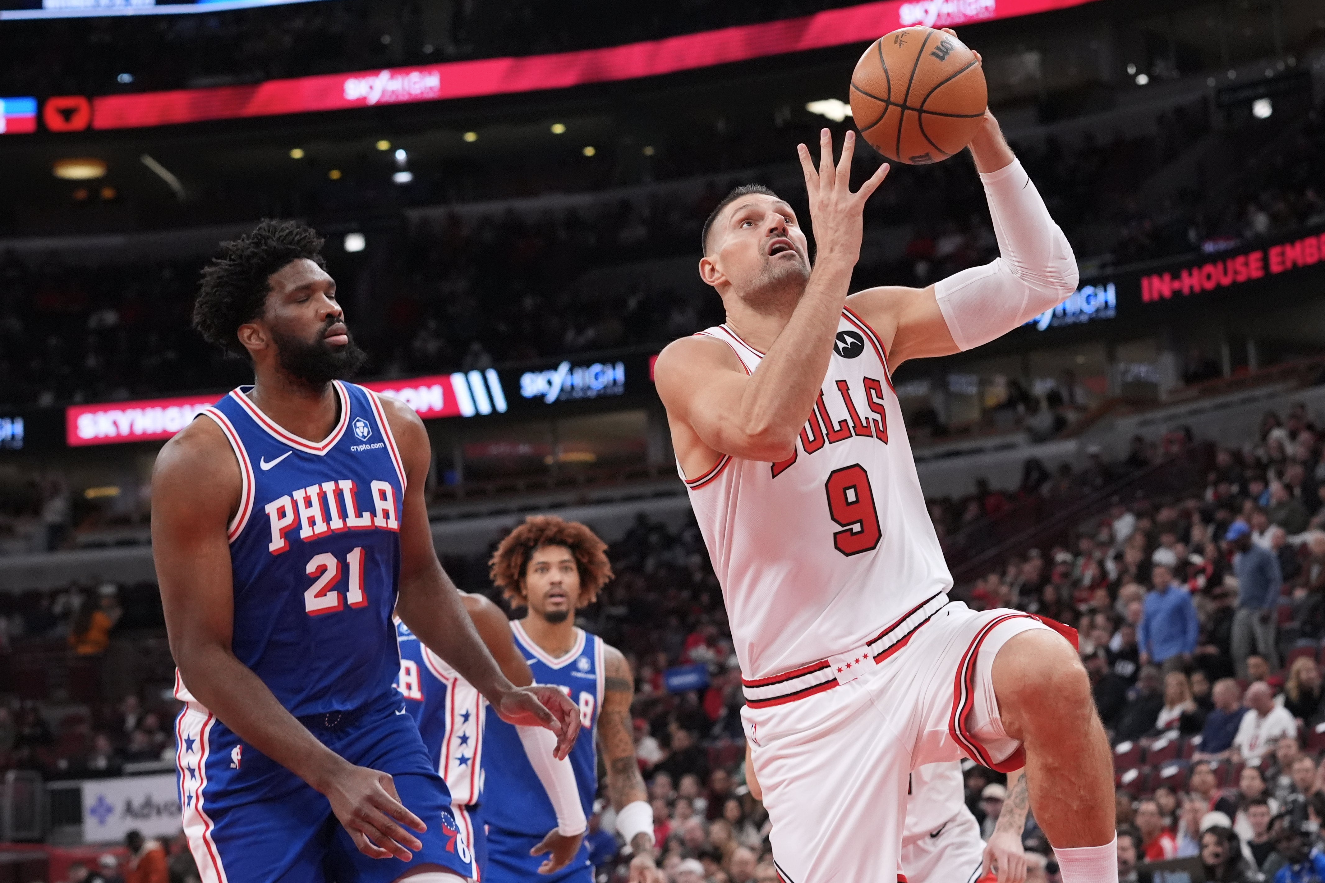 Giddey y Vucevic ayudan a los Bulls a remontar un déficit de 24 para vencer 113-111 a los 76ers