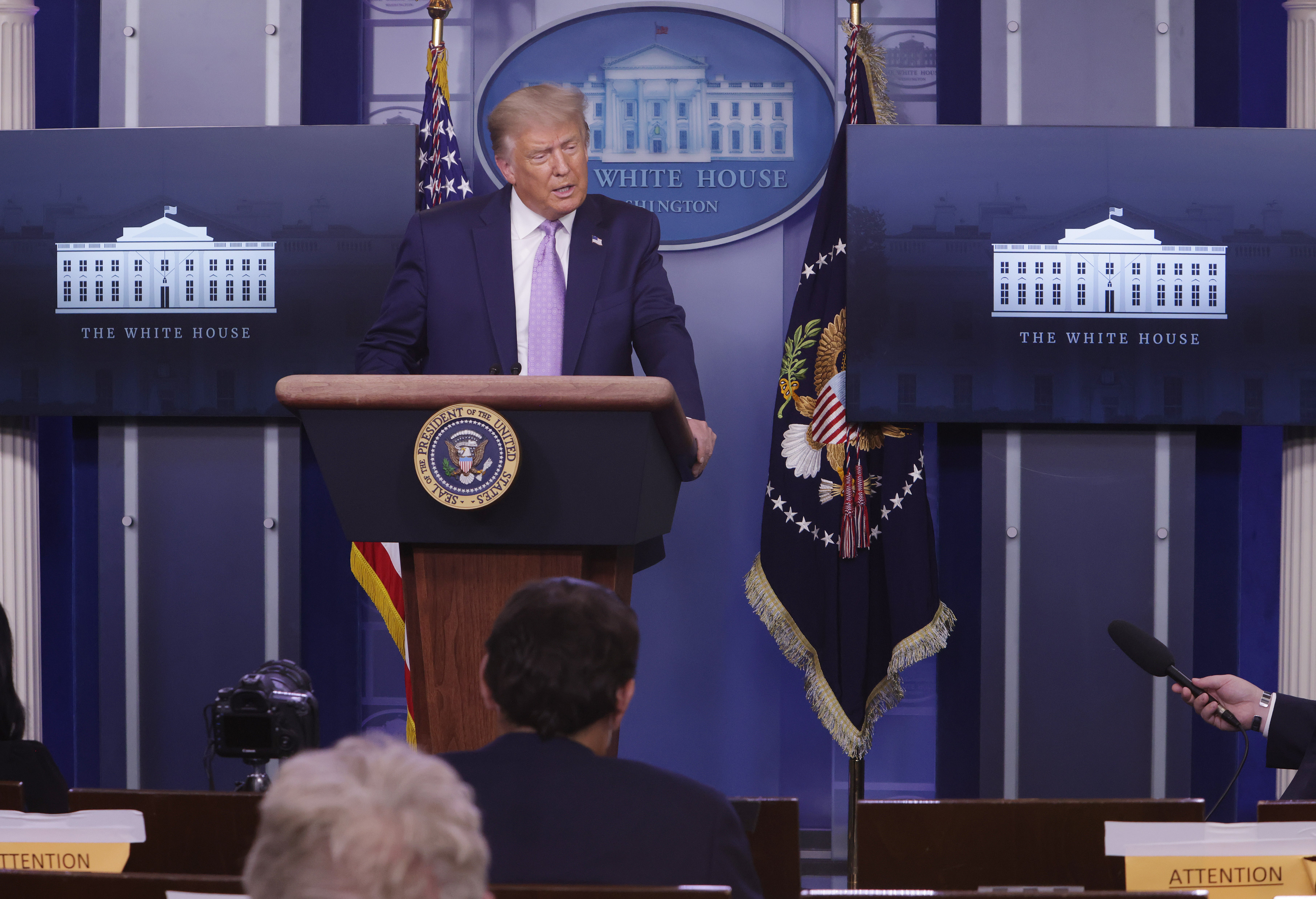 Los abogados de Trump habían argumentado previamente que era demasiado pedir que el presidente compartiera escenario con intérpretes.