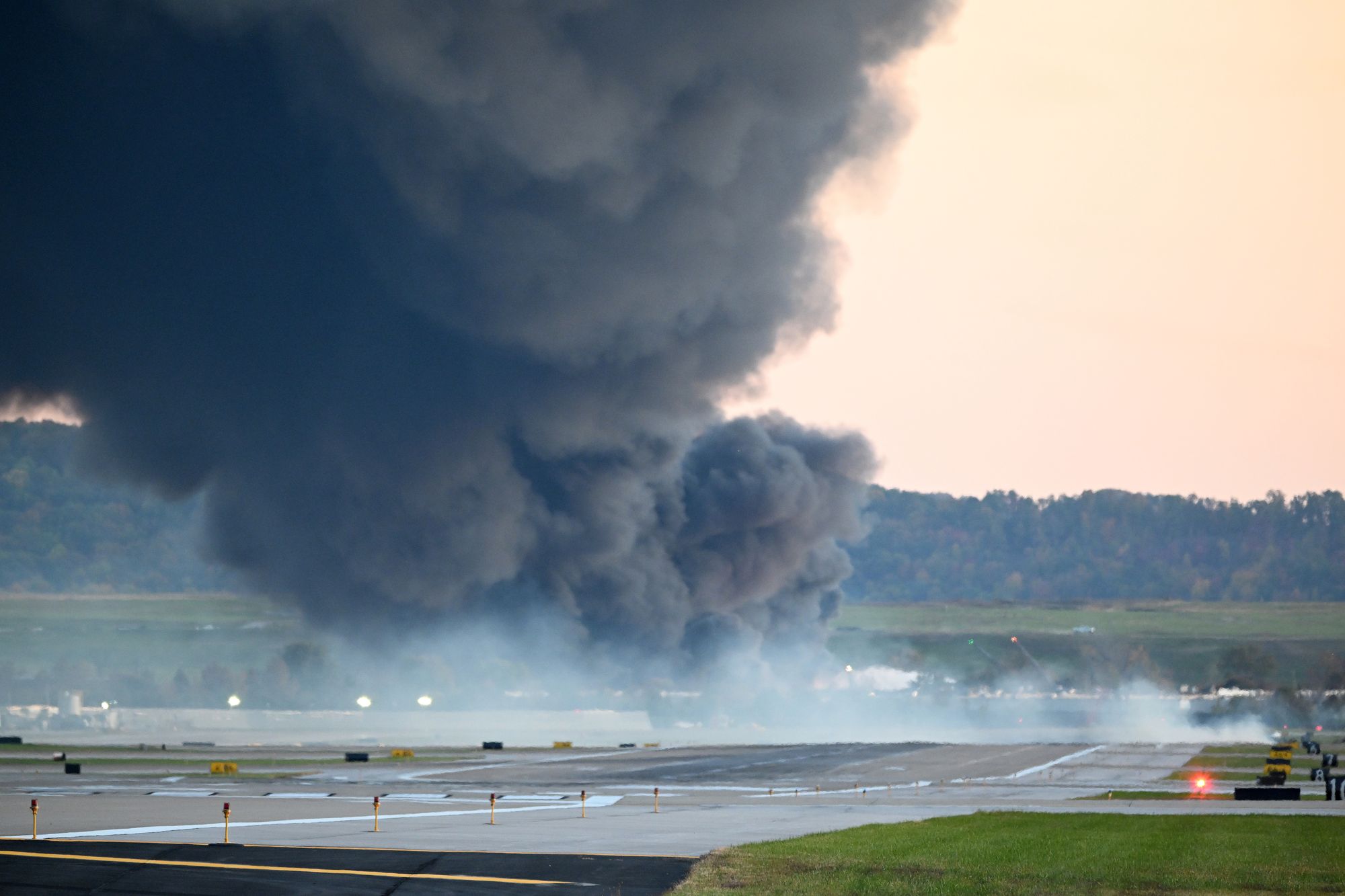 Fuego y humo en el lugar donde se estrelló un avión de carga de UPS cerca del Aeropuerto Internacional Muhammad Ali el 4 de noviembre de 2025 en Louisville, Kentucky. El avión, cargado de combustible, se estrelló poco después de despegar; se había emitido una orden de resguardo para la aeronave en un radio de 8 km del aeropuerto
