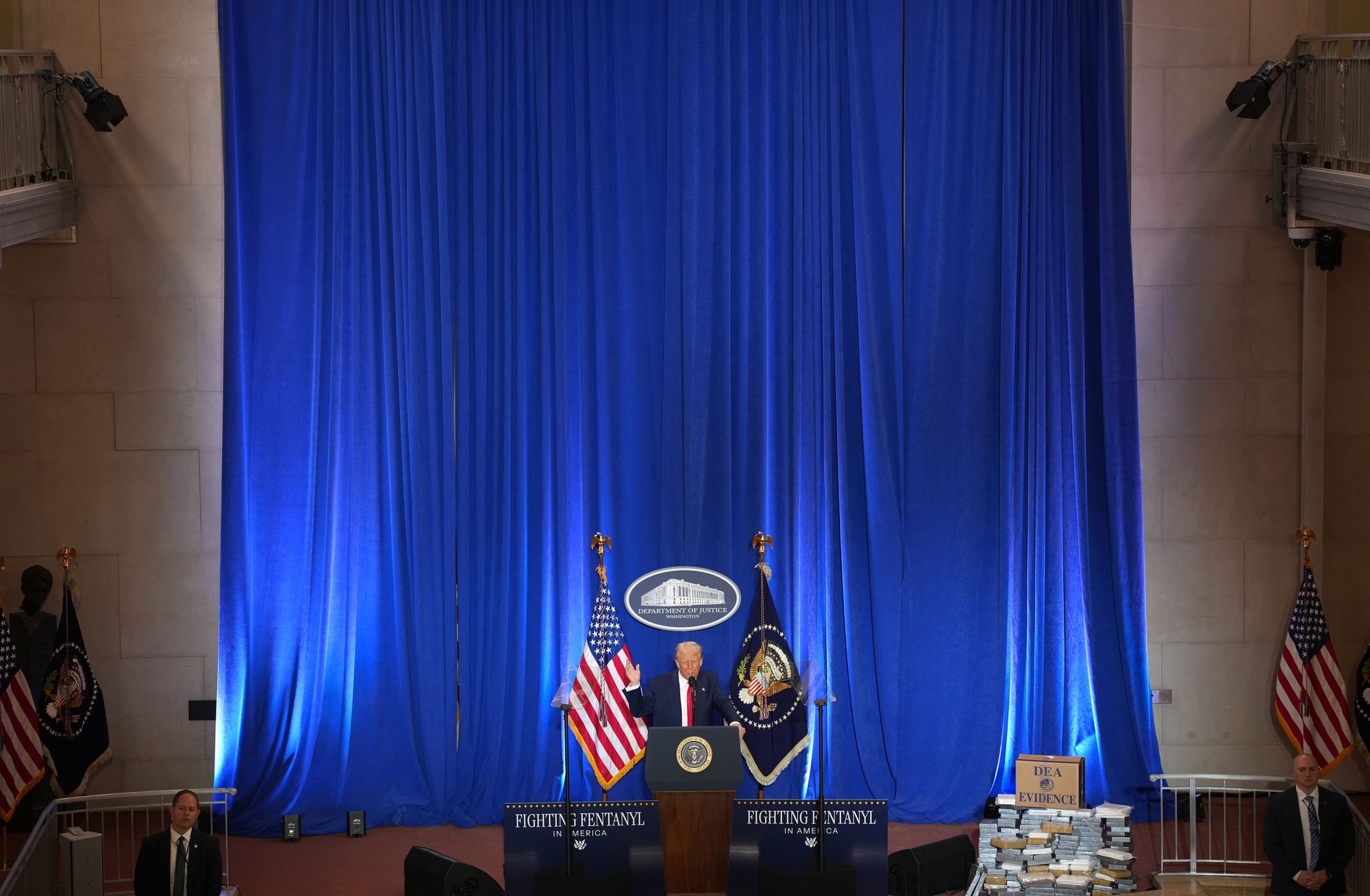 Los abogados de Trump dicen que exigir al presidente que “comparta tribuna” con intérpretes de ASL sería una “gran invasión”