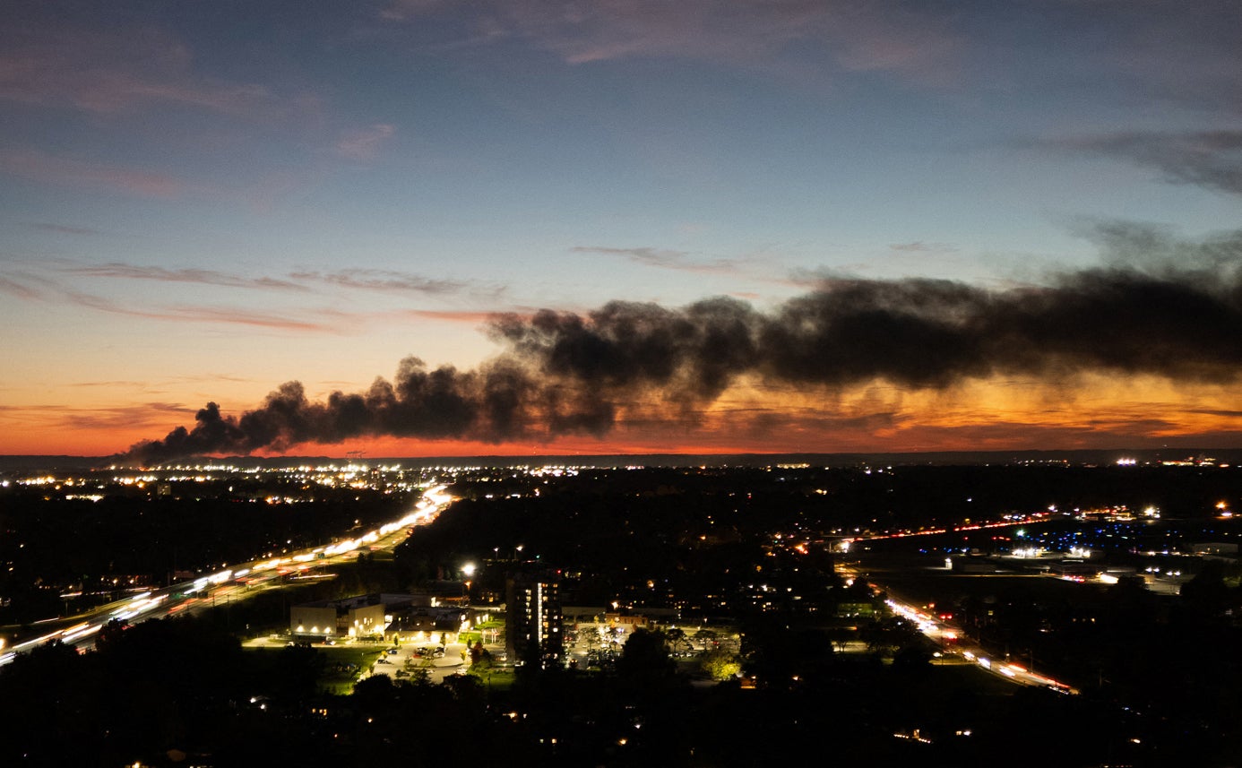 El humo del accidente se podía ver a través del horizonte.