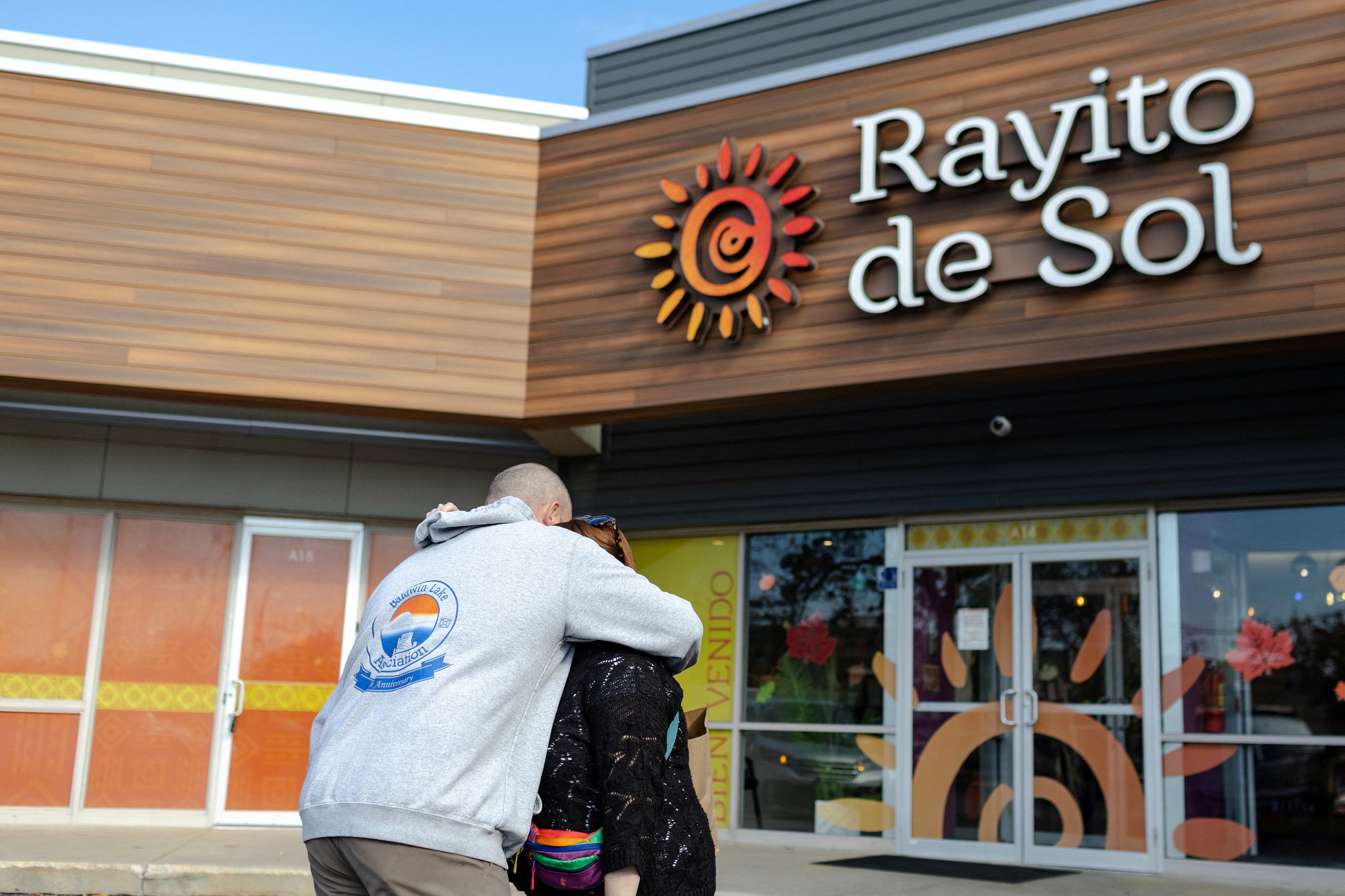 Dos agentes de ICE agarraron a una mujer que trabaja en el Centro de Aprendizaje de Inmersión en Español Rayito de Sol, en el noroeste de Chicago, que se ha convertido en un punto álgido de la agenda antiinmigración de Trump