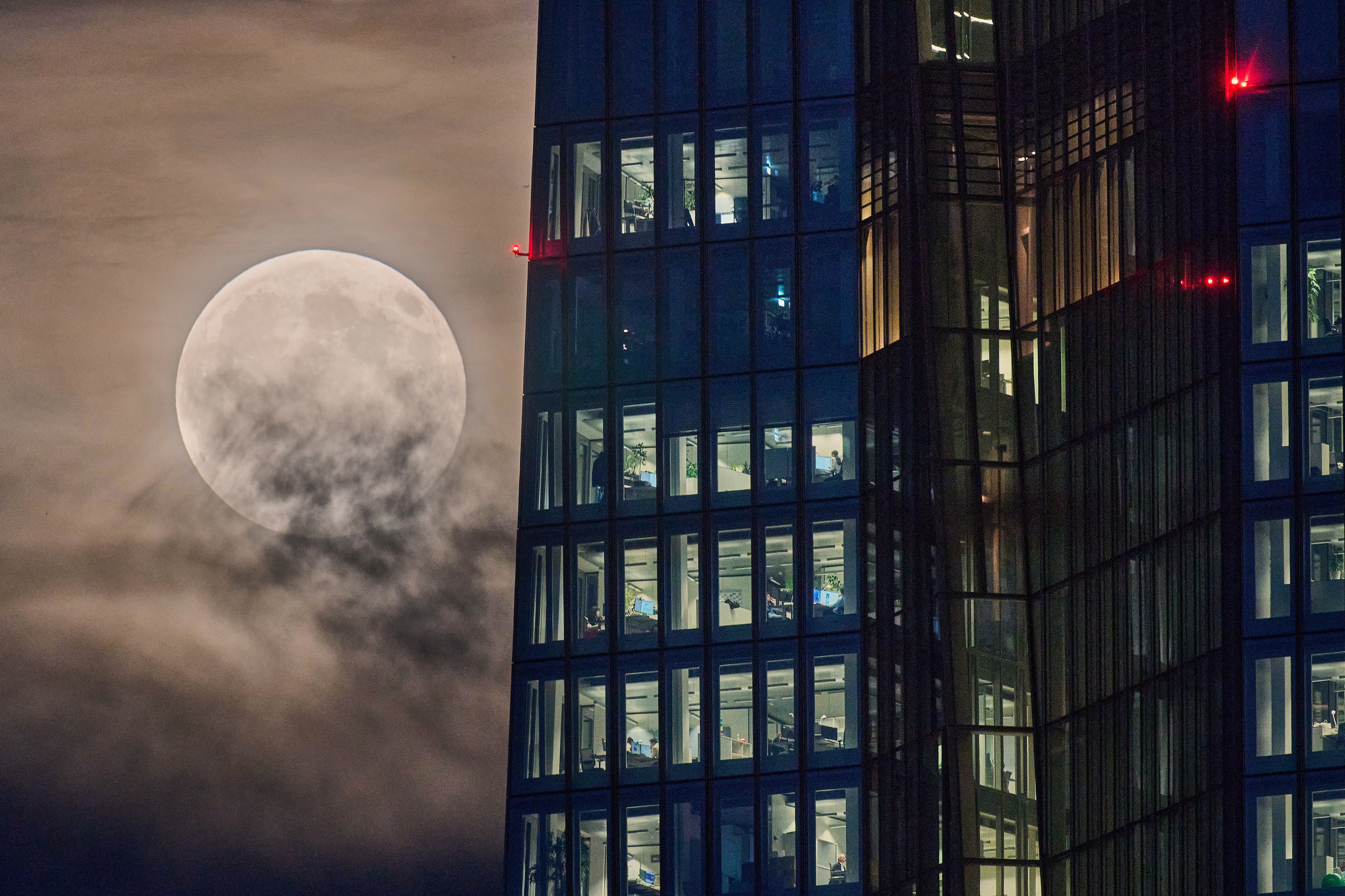 La Luna del Castor asciende junto al Banco Central Europeo en Fráncfort, Alemania, el miércoles 5 de noviembre de 2025
