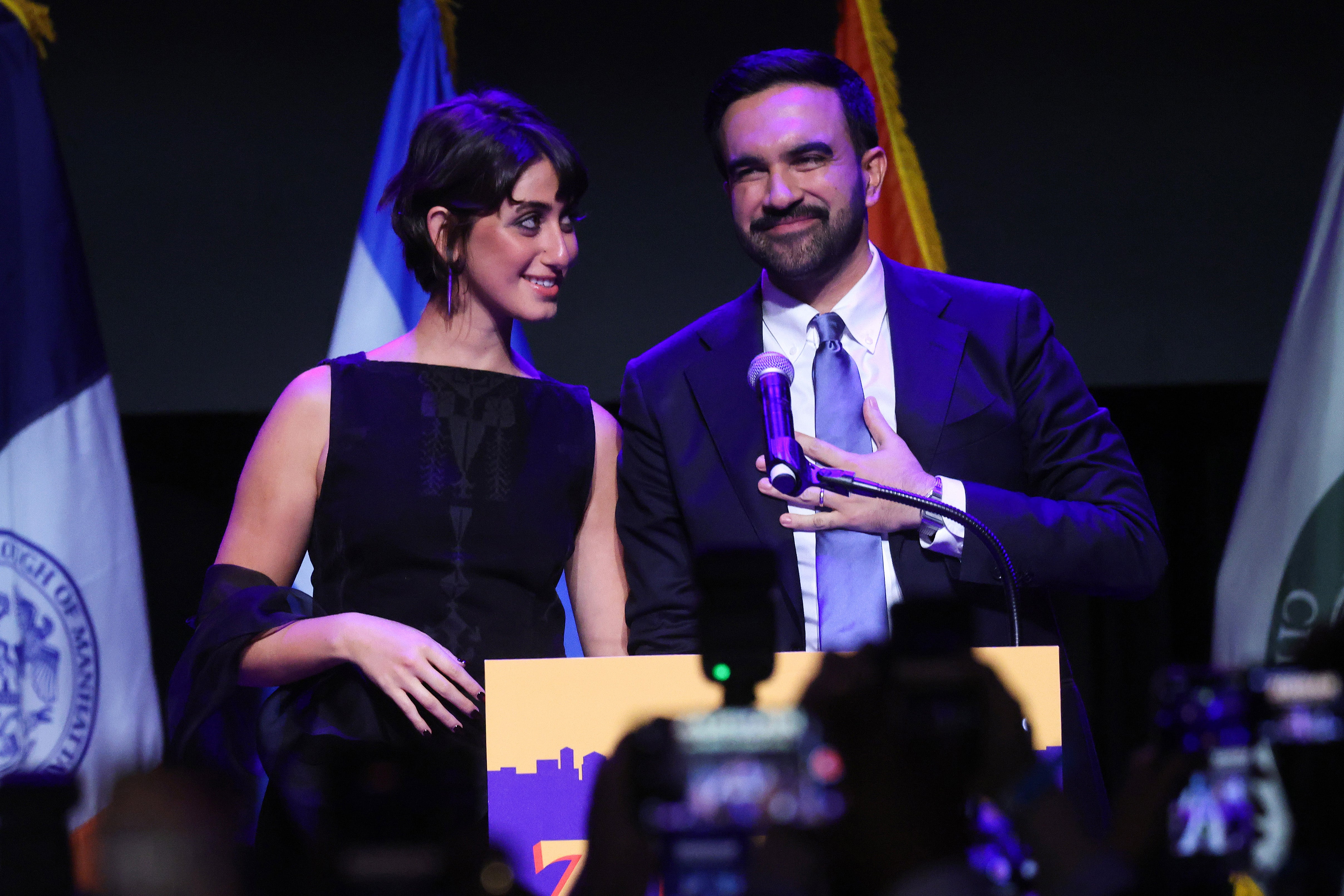 <p>Zohran Mamdani aparece junto a su esposa Rama Duwaji tras dar un discurso en su evento de la noche electoral, el 4 de noviembre</p>