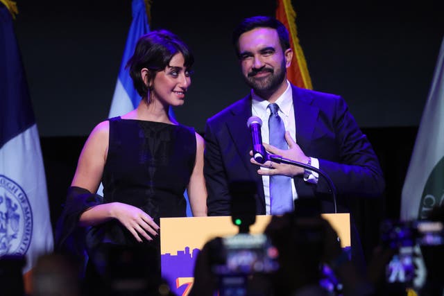 <p>Zohran Mamdani aparece junto a su esposa Rama Duwaji tras dar un discurso en su evento de la noche electoral, el 4 de noviembre</p>