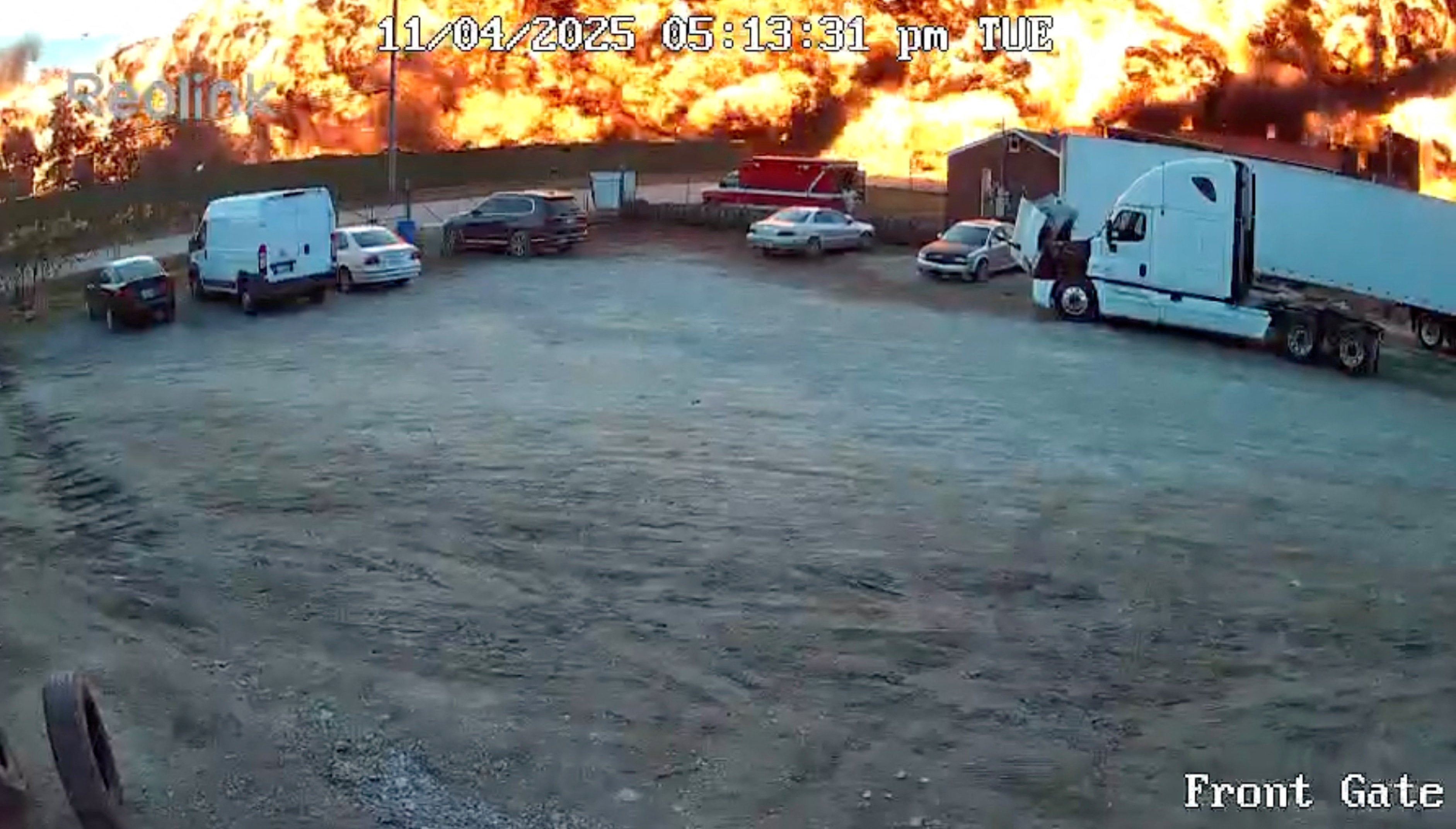 El accidente afectó a numerosos negocios locales y causó al menos cuatro muertos en tierra