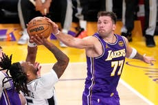 Doncic anota 35, y Lakers sobreviven frenético final para superar 118-116 a Spurs