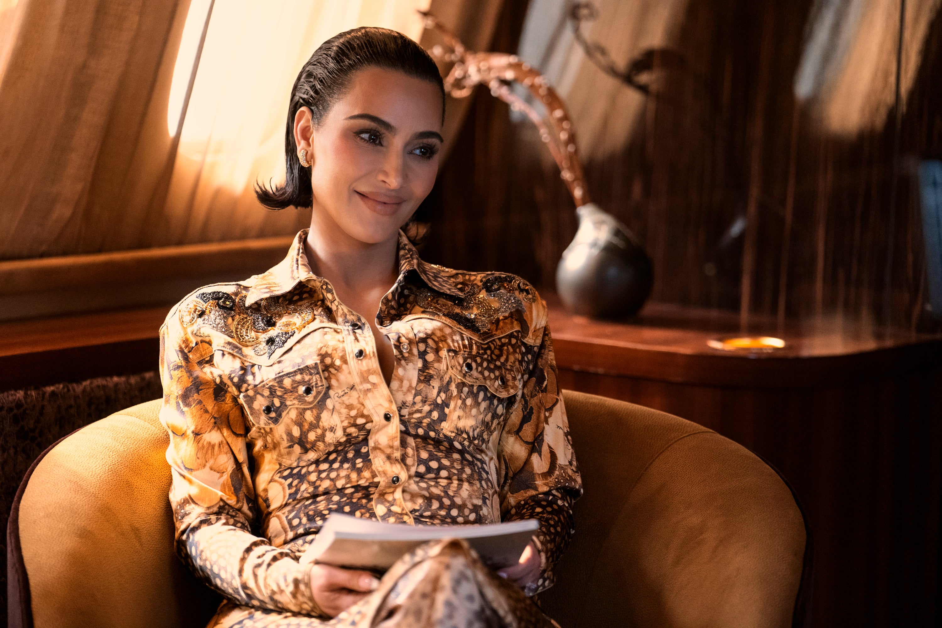 Kim Kardashian muestra casi ninguna expresión como la abogada de divorcios Allura en ‘All’s Fair’