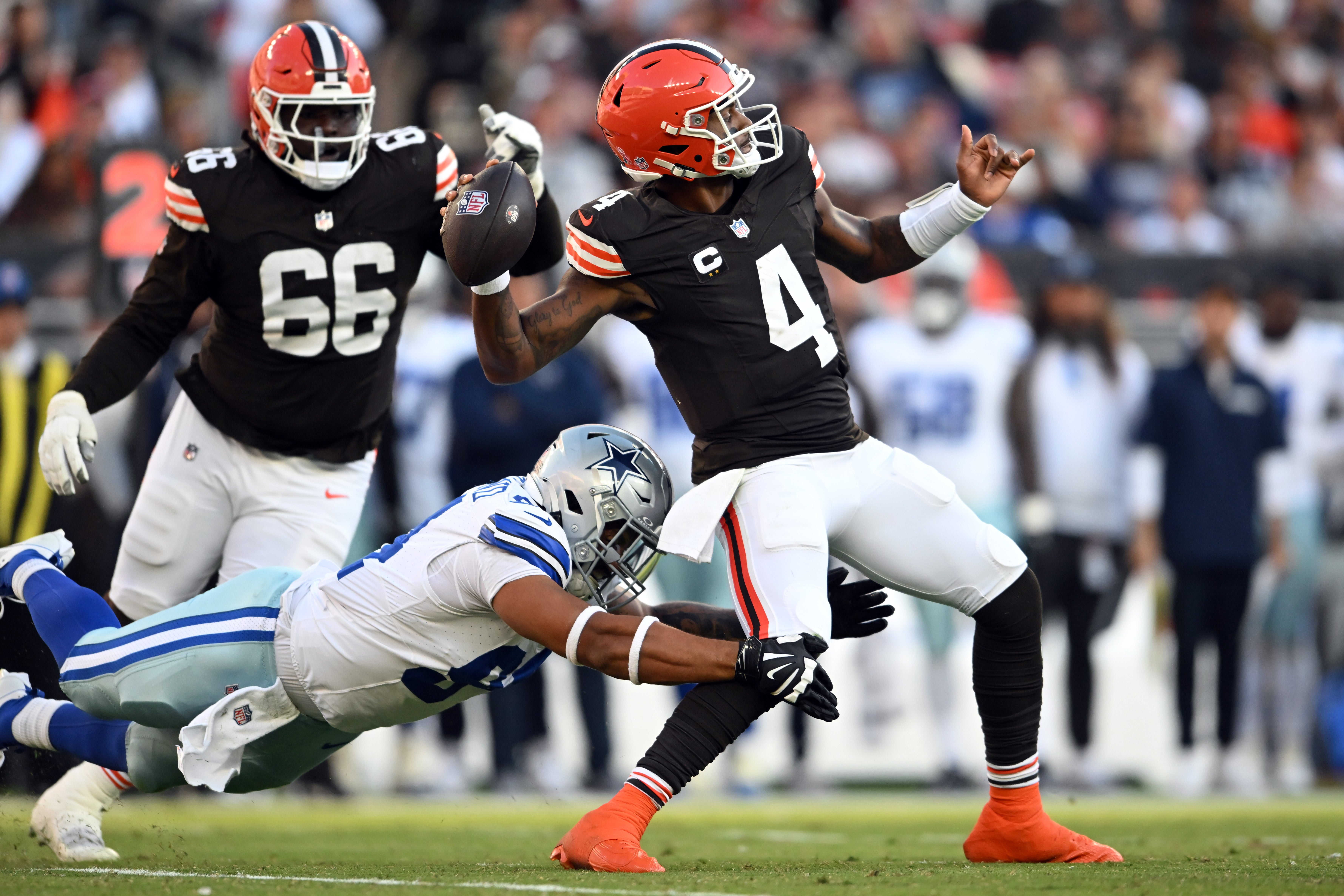 Kneeland durante un partido de la NFL el 8 de septiembre de 2024