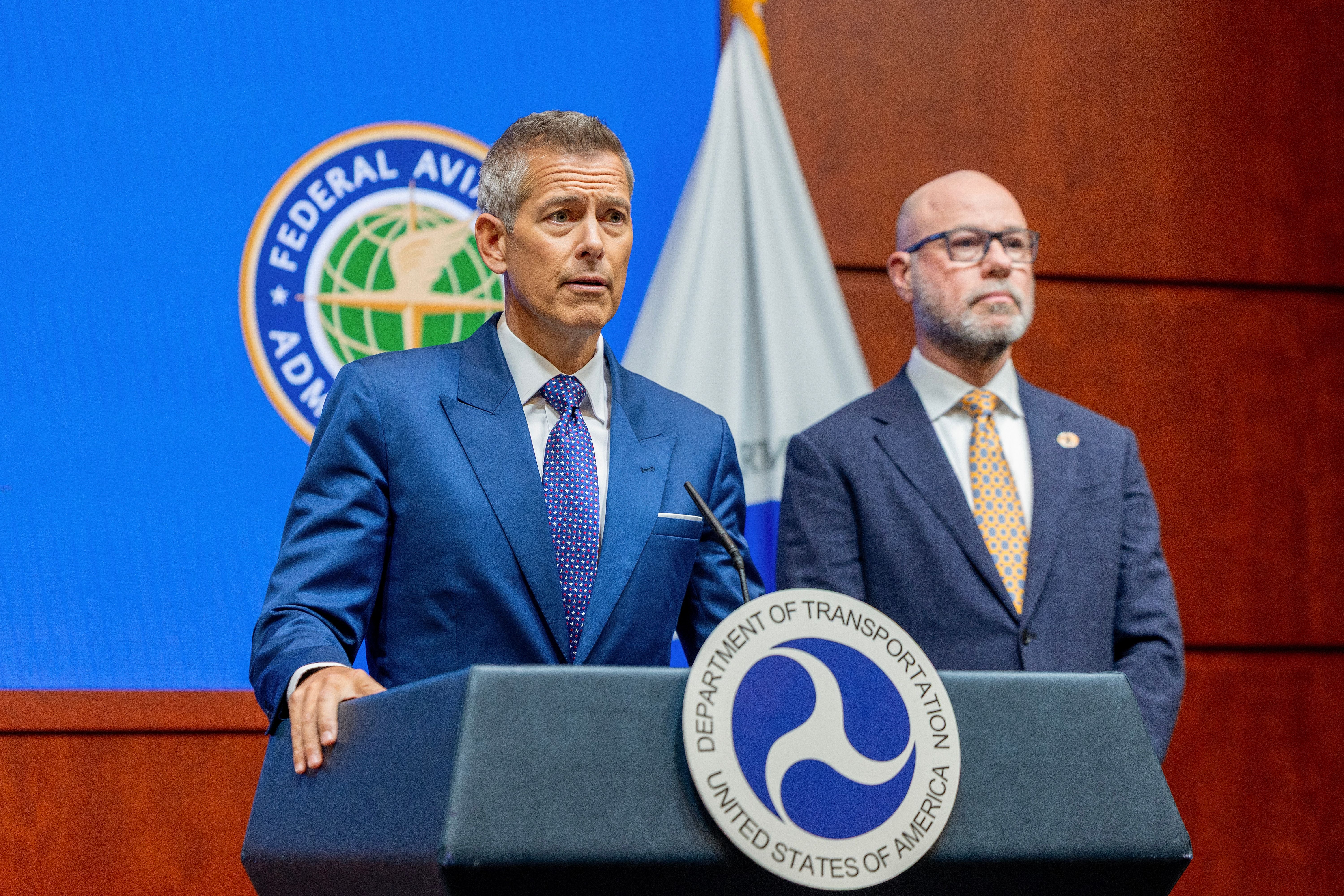 Duffy también respondió a las acusaciones de que se estaban suprimiendo vuelos como “herramienta de presión”, mientras aumenta la presión sobre republicanos y demócratas para que lleguen a un acuerdo que ponga fin al cierre, el más largo de la historia del gobierno federal