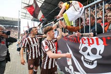 Aficionados del club alemán St. Pauli se convierten en copropietarios de su estadio
