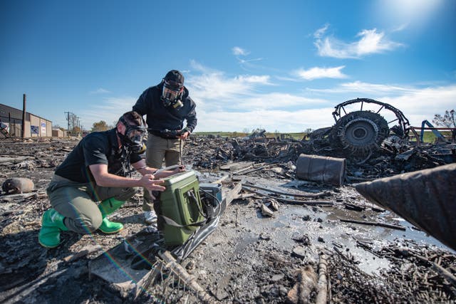 <p>Miembros del 41º Equipo de Apoyo Civil de la Guardia Nacional de Kentucky registran el lugar donde se estrelló un avión de carga MD-11 de UPS poco después de despegar del Aeropuerto Internacional Muhammad Ali de Louisville, Kentucky, el 4 de noviembre de 2025</p>