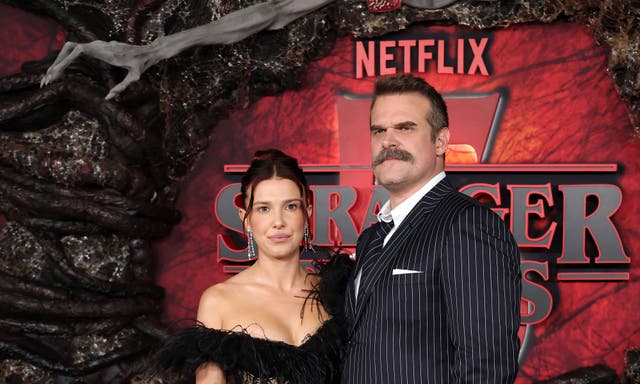 <p>Millie Bobby Brown y David Harbour mostraron una imagen de unidad en el estreno de la quinta temporada de ‘Stranger Things’ en Los Ángeles, este jueves</p>