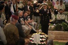 Cientos de dolientes asisten al funeral del capitán Omer Neutra, rehén secuestrado por Hamás