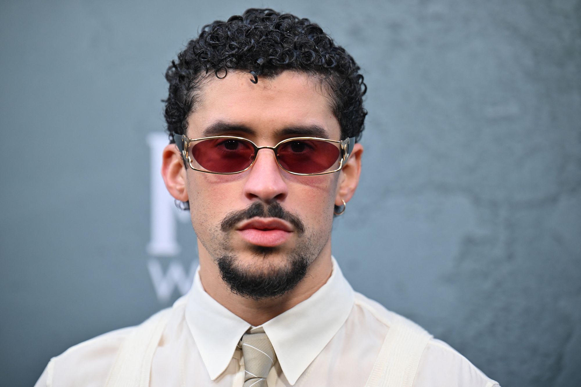 Bad Bunny, fotografiado en el estreno en Nueva York de Caught Stealing en agosto de 2025, hizo historia en los premios Grammy con una serie de nominaciones por su más reciente álbum en español