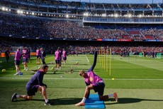 Barcelona entrena en Camp Nou por primera vez en más de dos años mientras sigue la remodelación