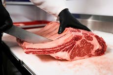 Trump acusa a empacadoras de carne extranjeras de inflar precios en EEUU y pide investigación
