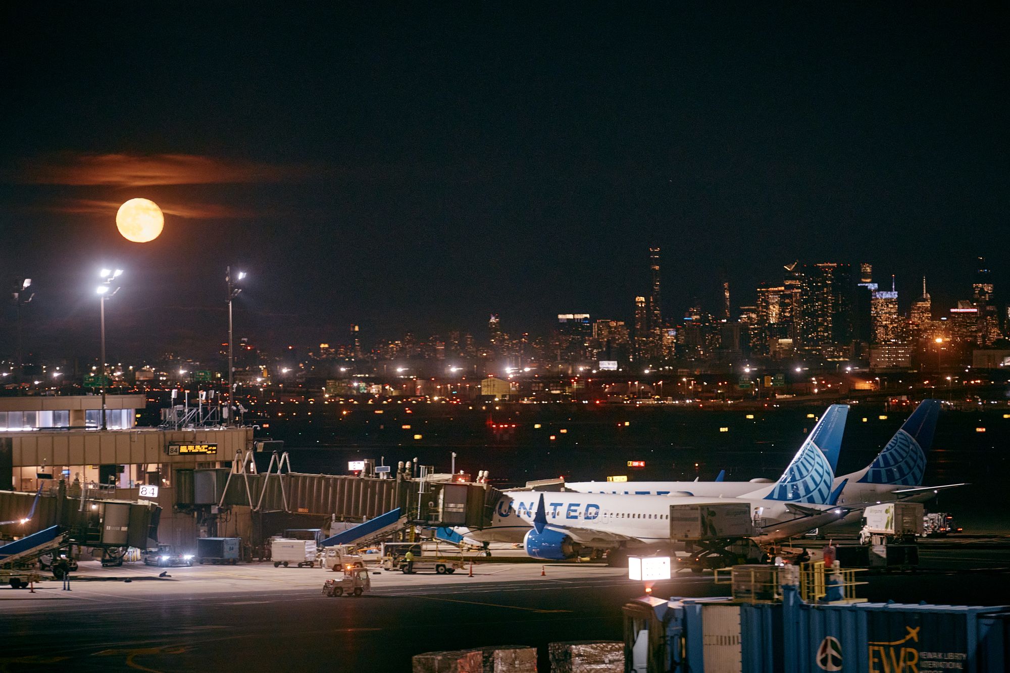 A última hora del jueves, ya se habían cancelado más de 800 vuelos dentro y fuera de Estados Unidos para el viernes