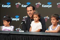 El coach del Heat Erik Spoelstra agradece el apoyo tras incendio que destruyó su casa