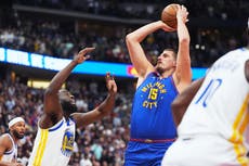 Nuggets dominan a Warriors carentes de Curry por 129-104; Jokic roza el triple-doble