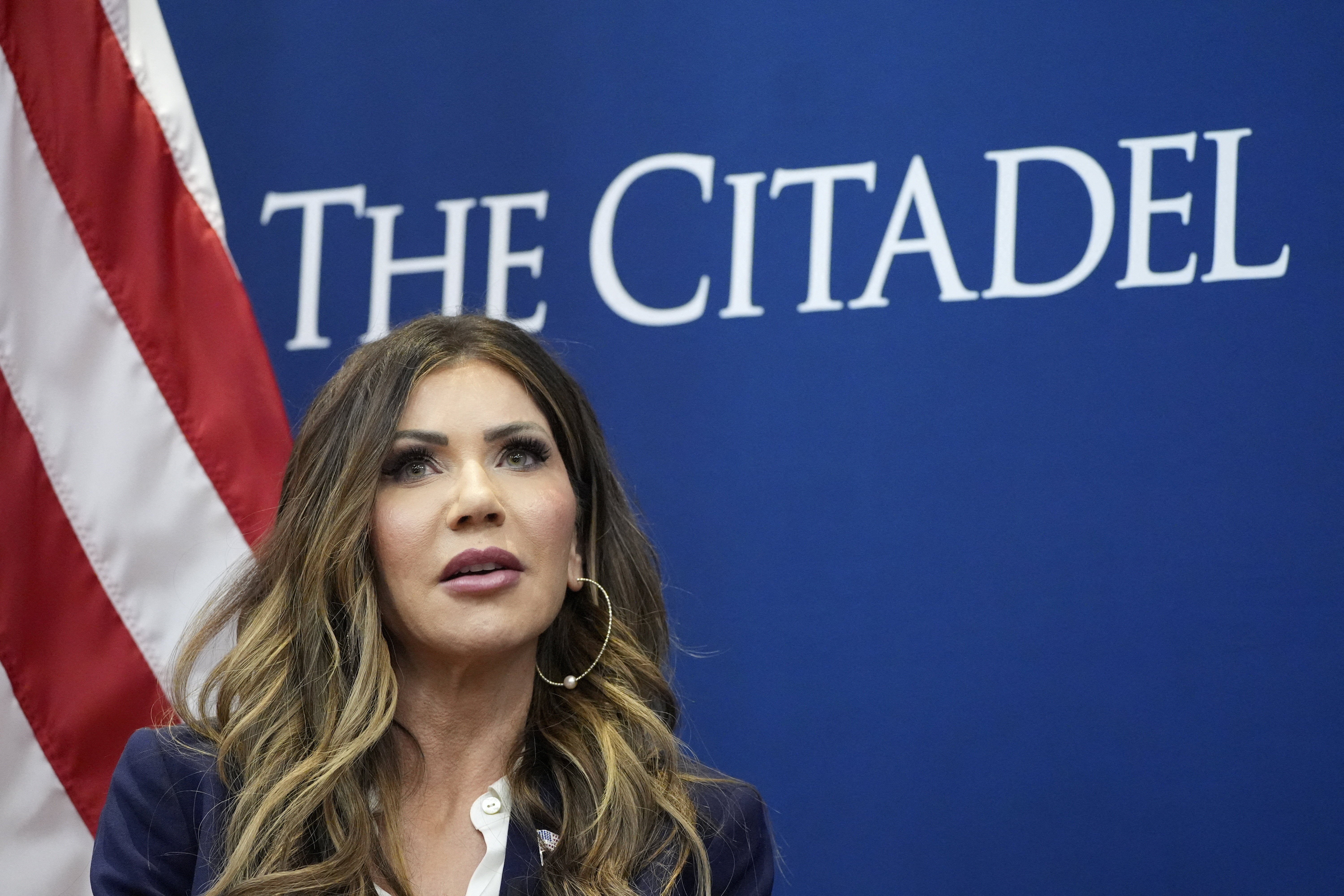 Se dice que Kristi Noem es una de las defensoras del llamado “rostro Mar-a-Lago”
