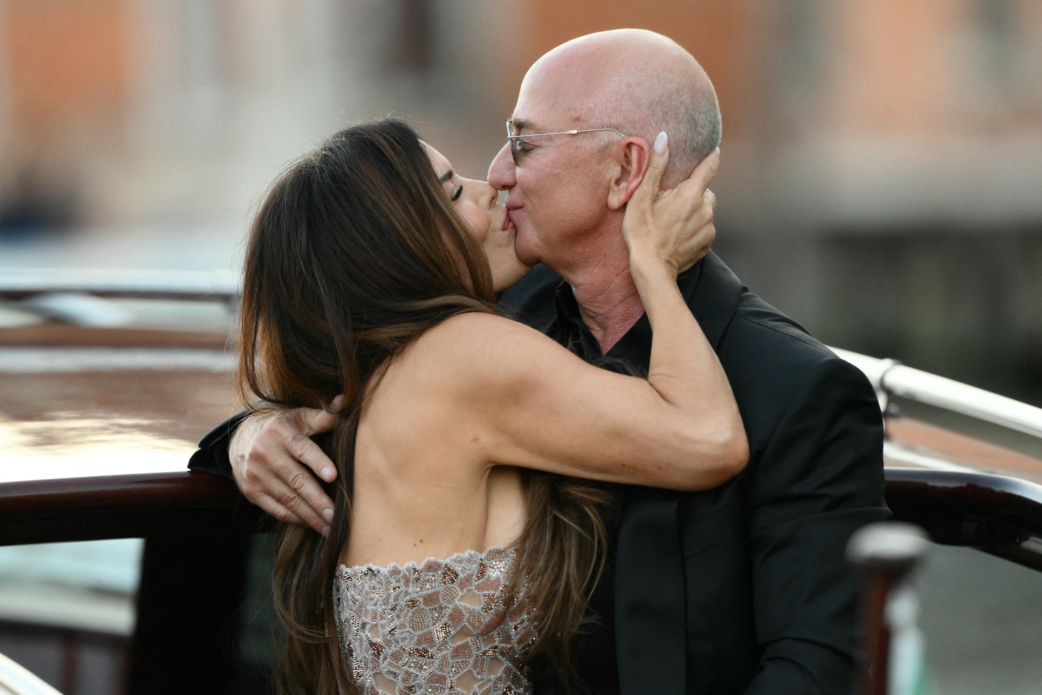 El fundador de Amazon, Jeff Bezos, y su esposa, Lauren Sánchez Bezos, se besan durante el tercer día de su boda en Venecia