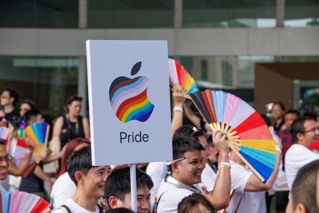 <p>Participantes en el Festival del Orgullo de Bangkok desfilan con el logotipo de Apple el 1 de junio de 2025, en Bangkok (Tailandia)</p>