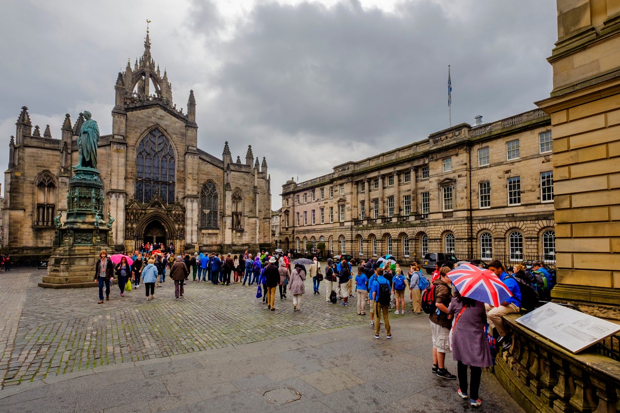 La Plaza del Parlamento apareció en la adaptación de Guillermo del Toro