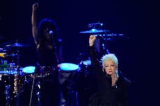 Cyndi Lauper pide valentía en el Salón de la Fama del Rock & Roll
