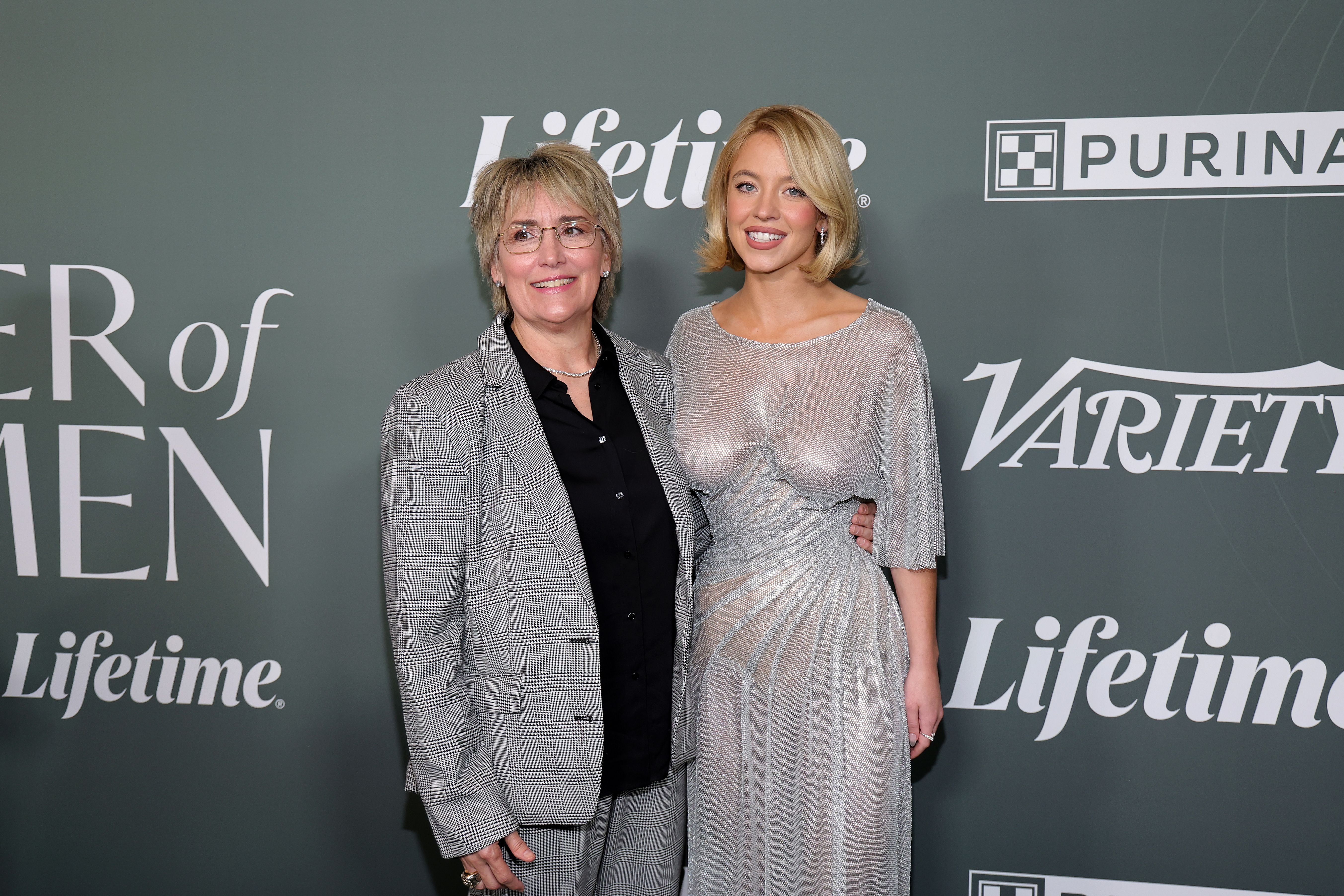 Christy Martin (izda.) y Sydney Sweeney en el acto de Variety 2025 Power of Women celebrado en octubre