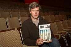 El escritor David Szalay gana el Premio Booker de ficción por su novela "Flesh"