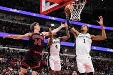 Wembanyama anota 38 puntos y los Spurs remontan para vencer 121-117 a los Bulls
